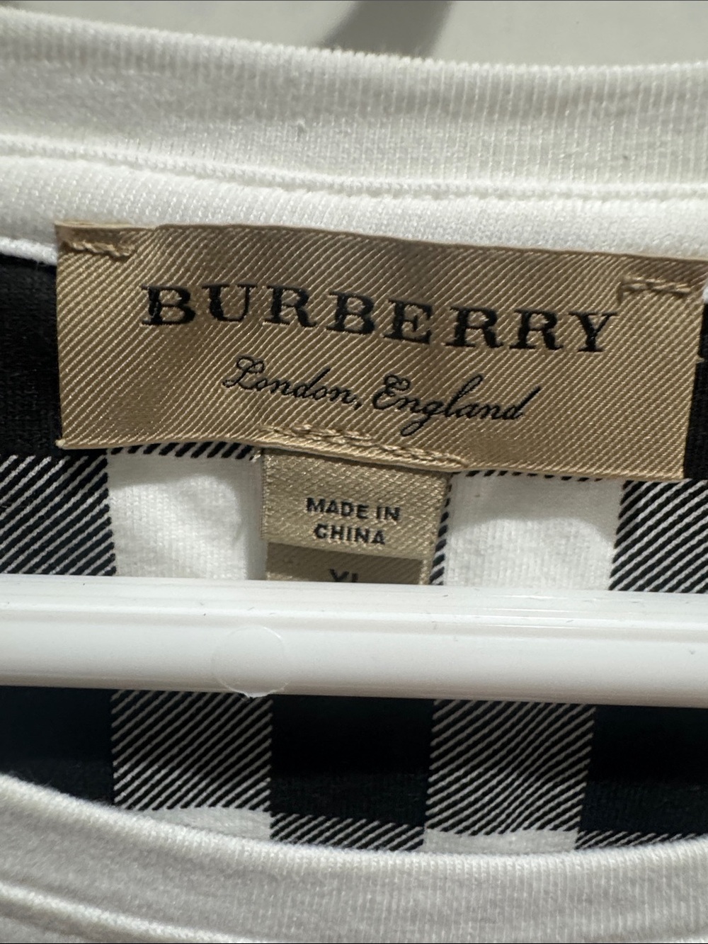 Woman’s XL Burberry White Short-Sleeve Crewneck Tee with Check Cuff
Worn Once - Picture 2 of 6